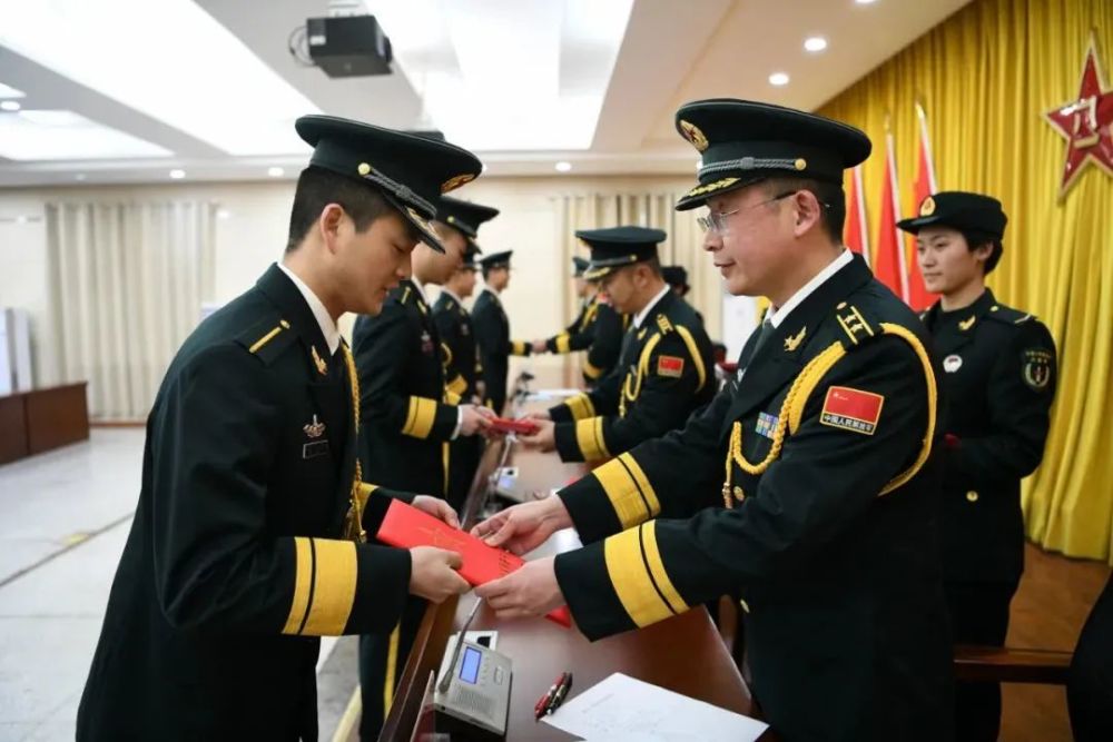 授衔少尉又一批少尉排长授衔