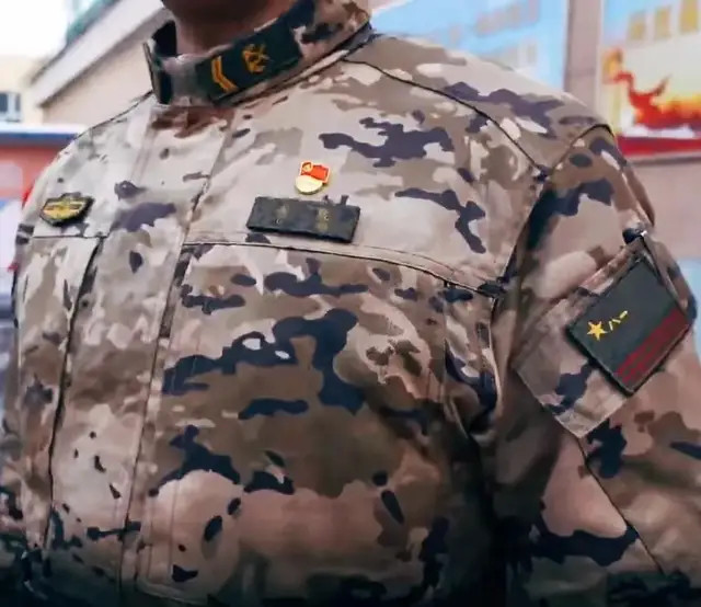 采用了更加隐蔽的方式来代替,武警部队旗帜标识在作训服的左肩上,也属