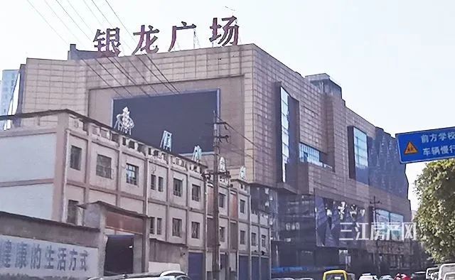 2011年5月31日,银龙广场所在的天柏组团a1-4-10地块拍卖,现场多次出现