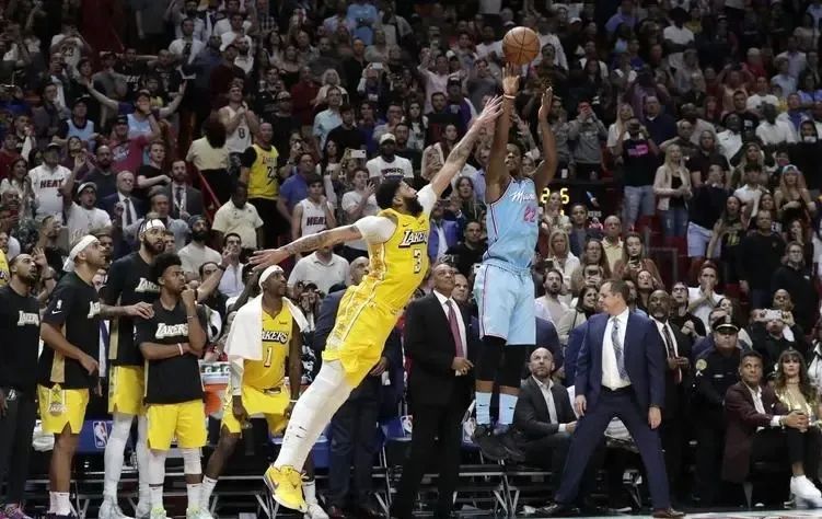 nba19-20赛季哈桑-怀特塞德荣膺盖帽王,赛季出战66场,场均2.9次盖帽.