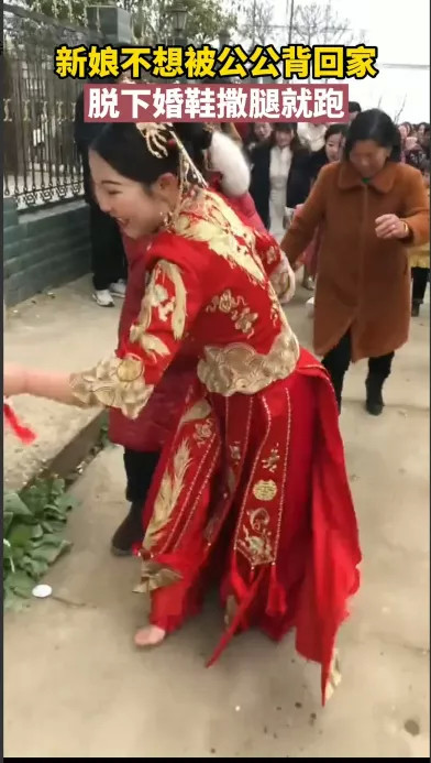 恶俗婚闹多可怕新娘脱下婚鞋逃跑