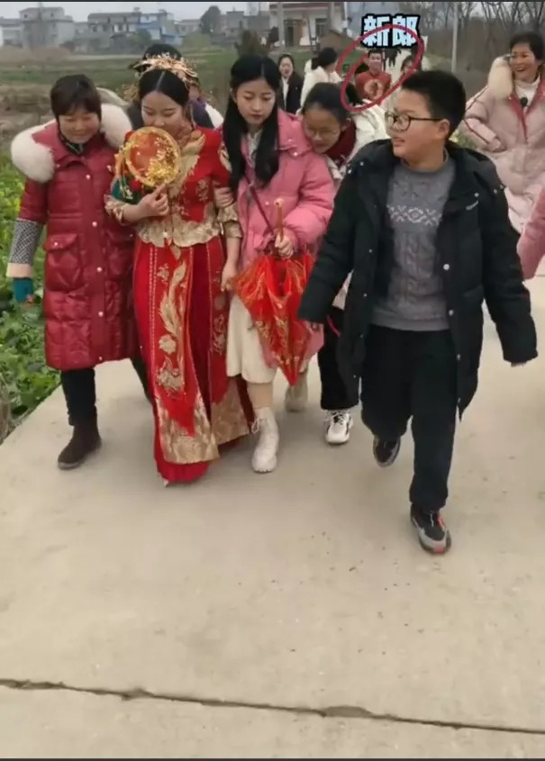 恶俗婚闹多可怕新娘脱下婚鞋逃跑