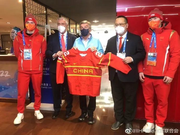北京2022国际奥委会主席巴赫获赠中国国家男子冰球队队服