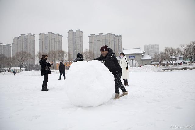 雪球越大,粘的雪越多,雪球变大的也更快.从那里开始