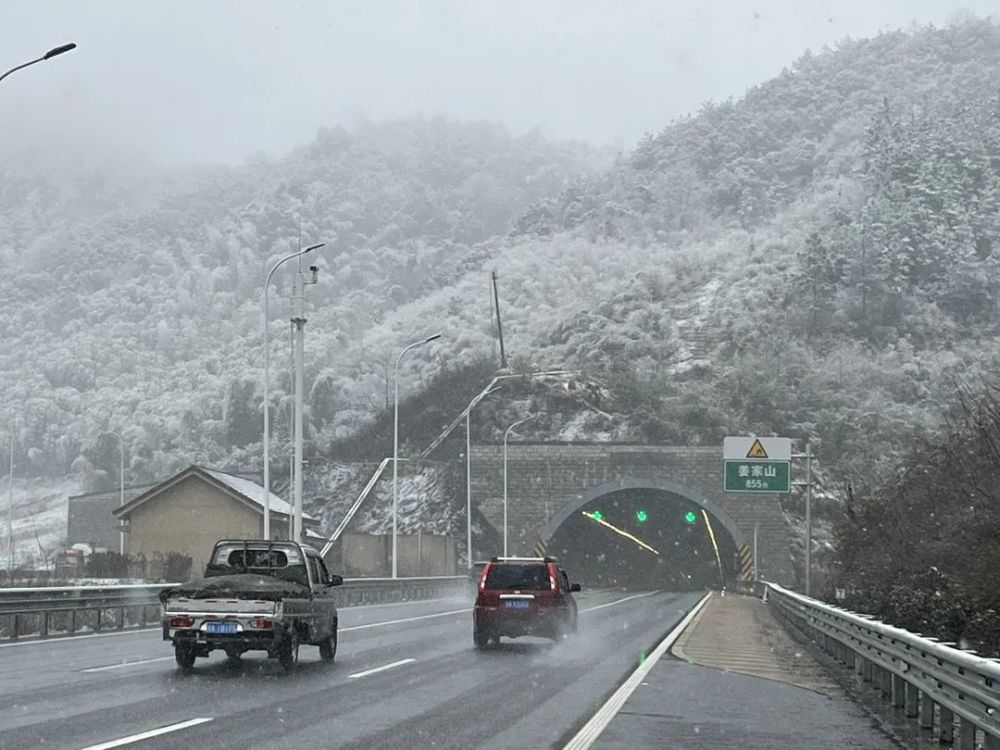 最美的不是下雪天而是他们迎雪而上的身影