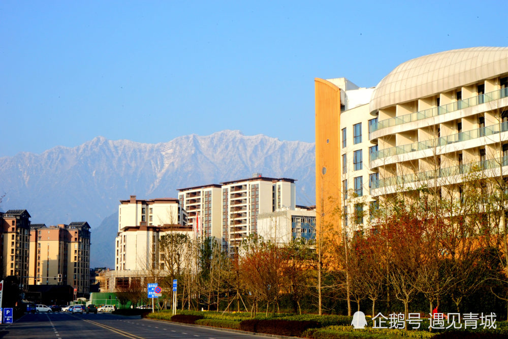 雪山下的都江堰新城