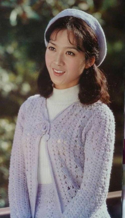 作为"80年代第一美女",龚雪老师的穿搭造型,至今依旧时髦靓丽