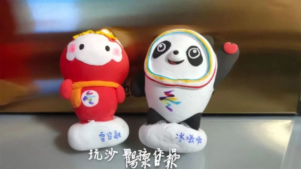 舞风筝沙画工作室负责人武丰珍是一位沙画师.