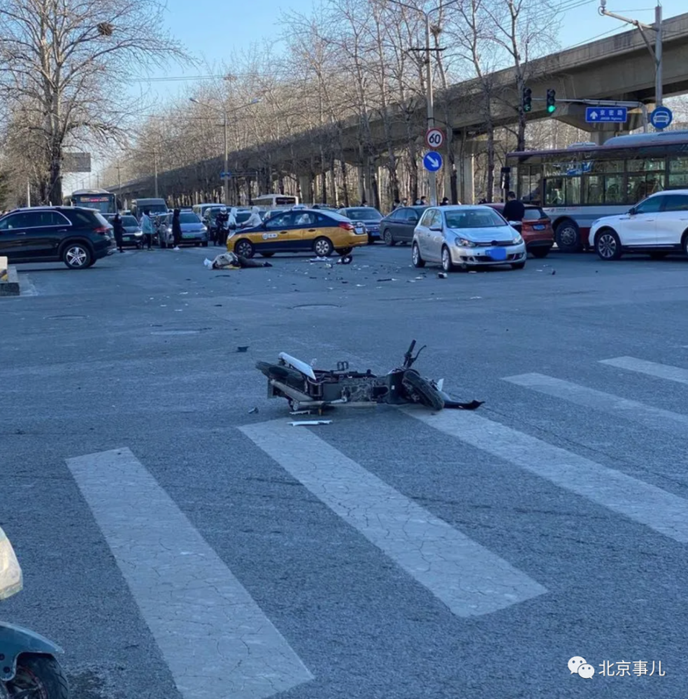 新闻素材来源:邻友圈网友精彩评论@jojo:行人和电动车闯红灯出事故就