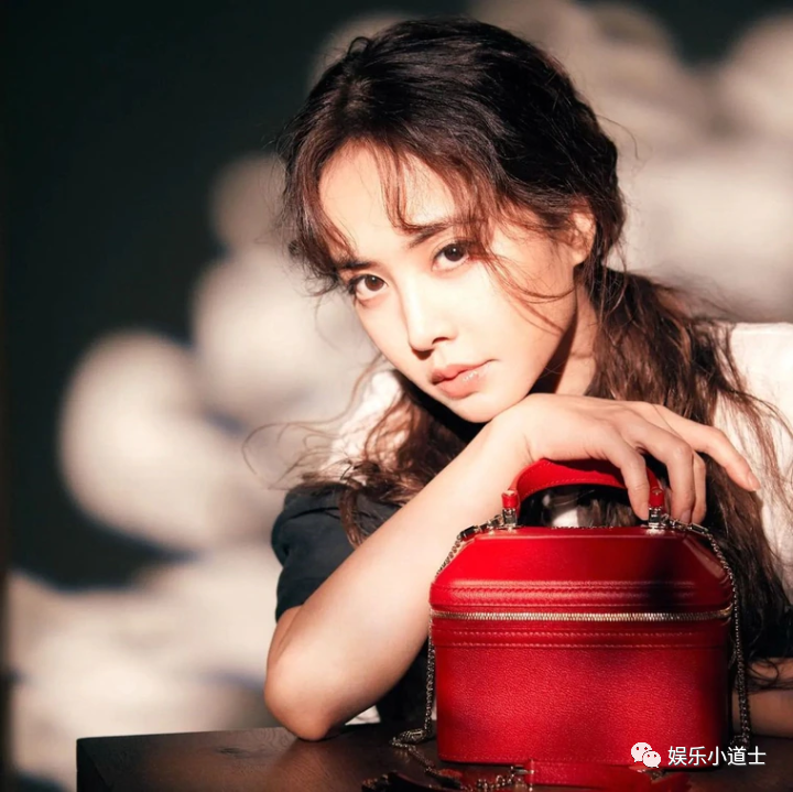 "呸姊"蔡依林(jolin)在舞台上表演气场强大,出席时尚活动或红毯则自带