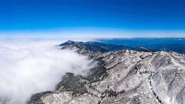 怀化市雪峰山国家森林公园,海拔约1500米的山顶上积雪没有融化,大山和