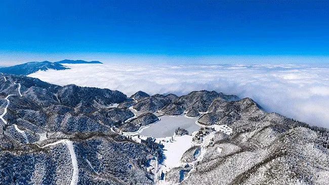 近日,怀化市雪峰山国家森林公园,海拔约1500米的山顶上积雪没有融化