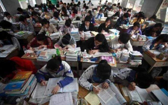 高三学生带着试卷去酒吧蹦迪学习两不误评论区乱作一团