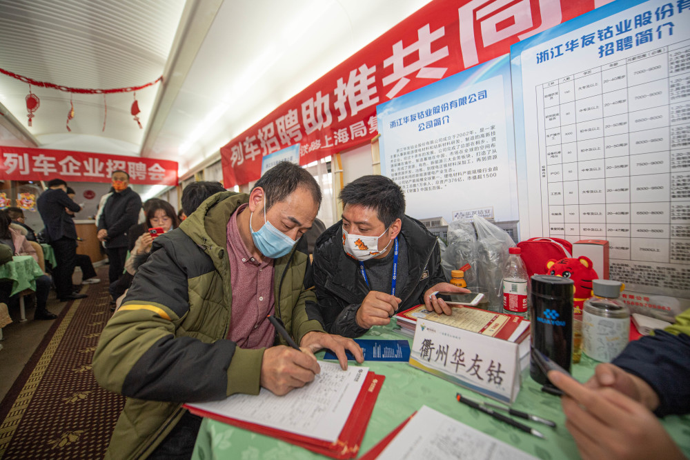 企业招聘会_助学子就业,促民企发展 2016年长沙市民营企业招聘周暨民营企业进校园活动在我校举行(3)