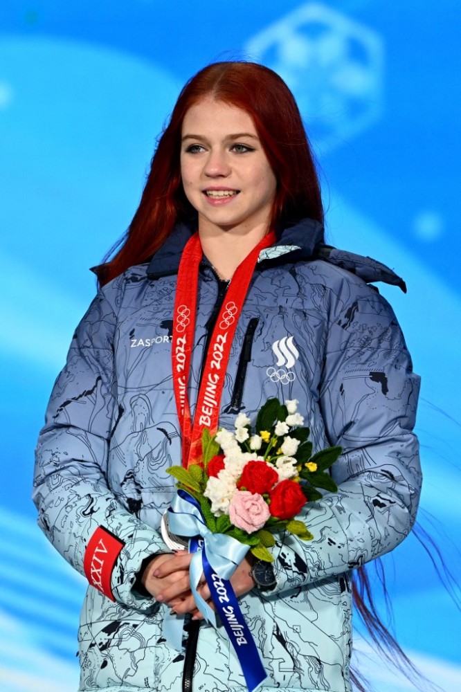谢尔巴科娃花样滑冰女单摘金最高领奖台亲吻奖牌