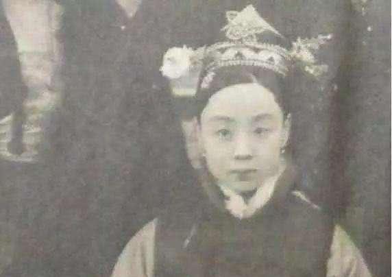 故事的女主角就是叶赫那拉·婉贞,她出身名门,父亲是安徽宁池太广道惠
