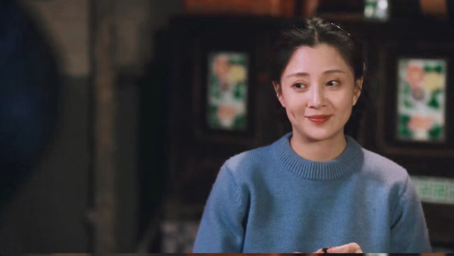在2017年的年代剧《鸡毛飞上天》中,殷桃所扮演的骆玉珠与郑娟极为