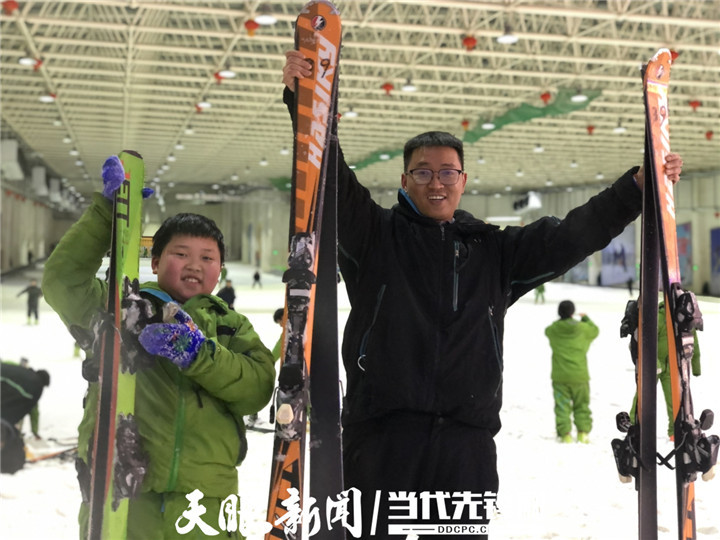 嗨在贵州滑雪思达遵义乐园室内体验冰雪乐趣