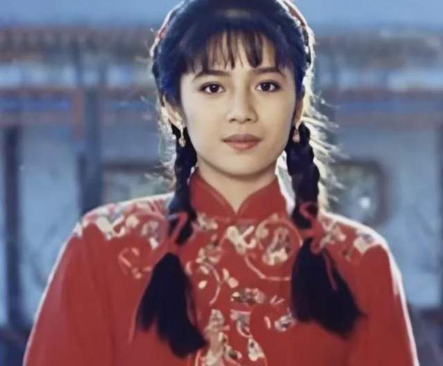 她曾在热播剧《婉君》中饰演"兰萱"一角,曾哲贞就是其中一员,80年代