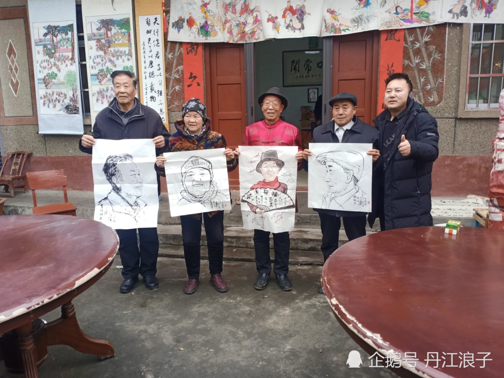 老有所乐老有所为丹凤77岁退休职工李孝武成功举办家庭画展