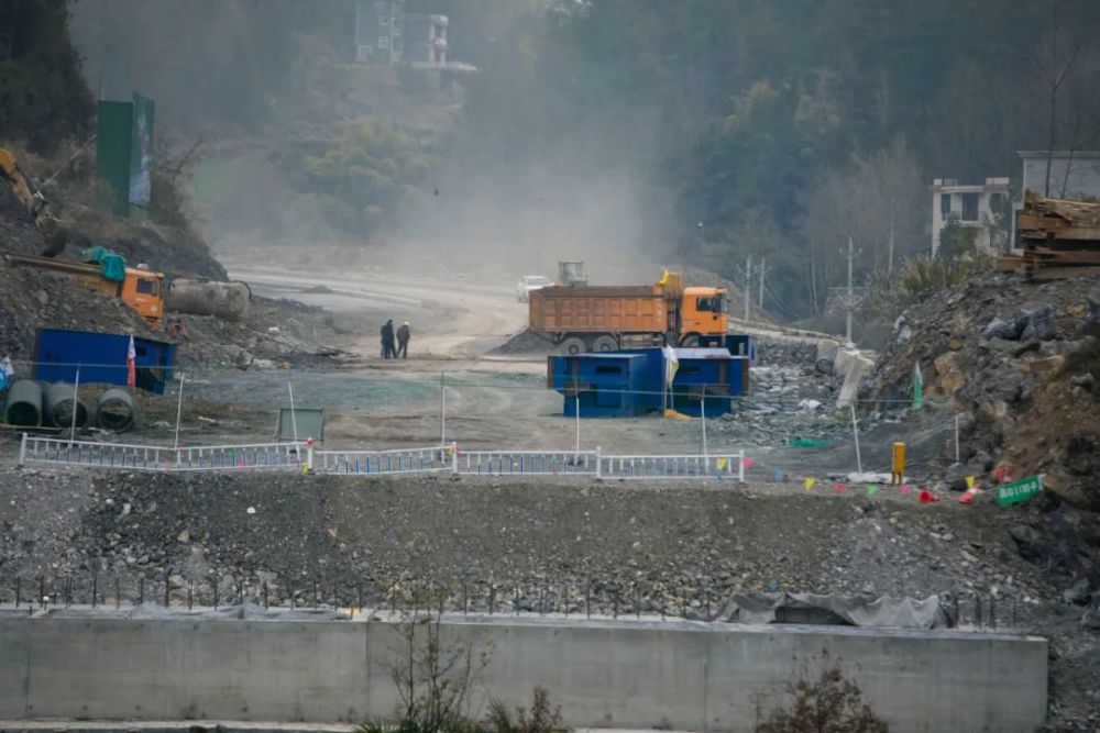 金建大道起于建始县火车站站前大道,经过建阳社区,在金银店与建始互通