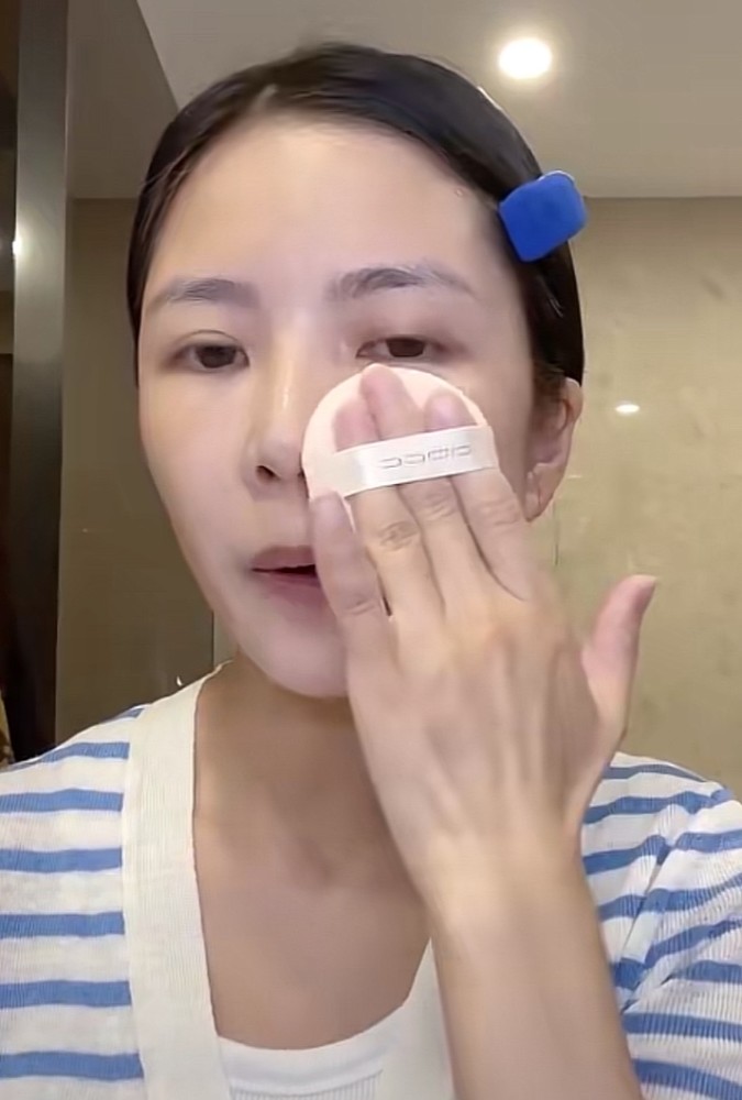 王灿素颜出镜气色差眼睛无神黑眼圈明显遭网友调侃后亲自回应