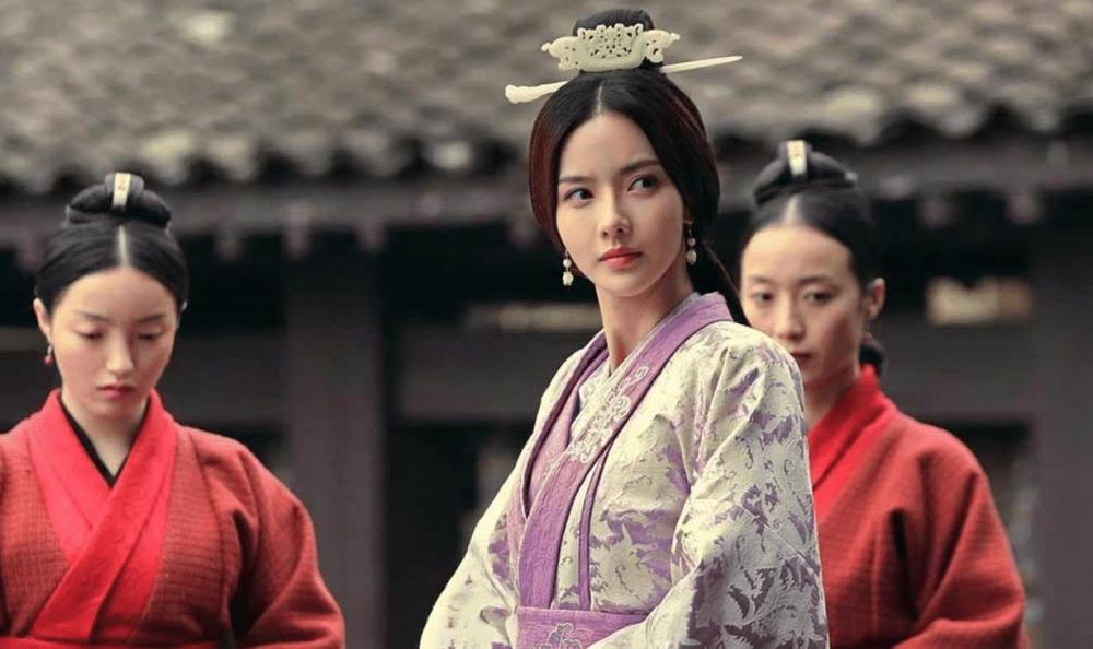 三国美女甄宓被曹丕赐死下葬时为何被发遮面以糠塞口