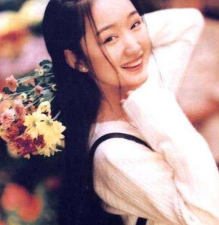 看了杨钰莹年轻时的照片才明白难怪有人为她撞废几十辆宝马