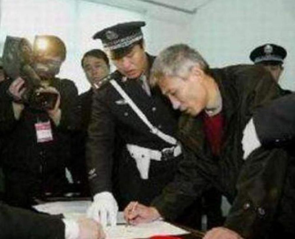 "刘涌的妻子被捕后依然大言不惭,在她的世界里,丈夫刘涌的势力遍布