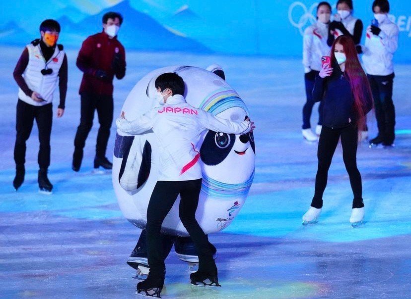 我不要面子的吗羽生结弦起哄叫冰墩墩跳个4a冰墩墩气得不搭理他