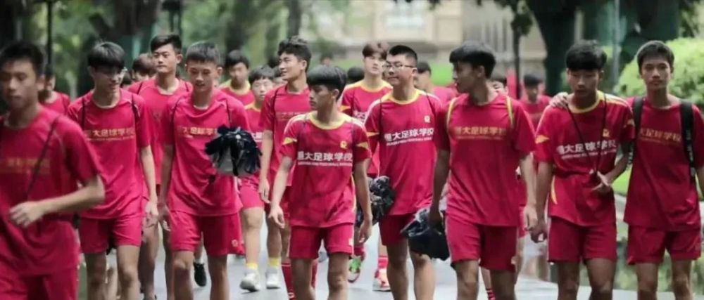 广州足球俱乐部董事长由恒大足球学校校长王亚军兼任,高寒任俱乐部总
