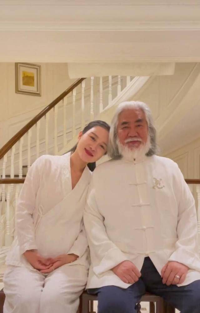 69岁张纪中晒结婚照回忆夫妻相恋经过在小31岁杜星霖面前小鹿乱撞