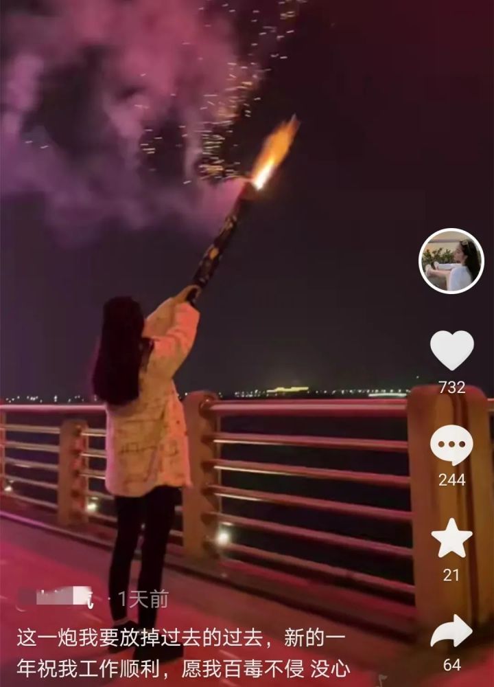 并在其抖音app上发布了燃放烟花的视频燃放加特林888烟花她在九江市