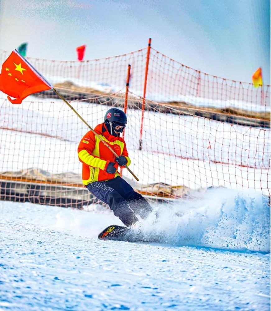 群众滑雪橇喀什市乃则尔巴格镇滑雪场(玉米提·喀迪尔摄)在北京冬奥会