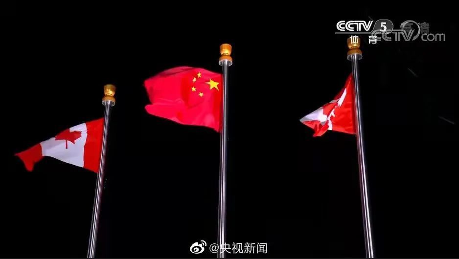 闭幕式颁奖升旗国旗升到顶端集中领导下的2022北京冬奥会颁奖升旗仪式