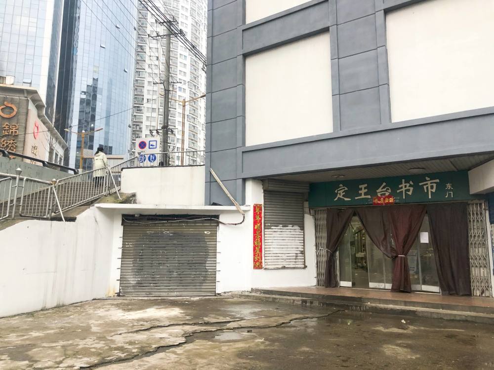 定王台书市熬下来的实体书店还在认真卖书