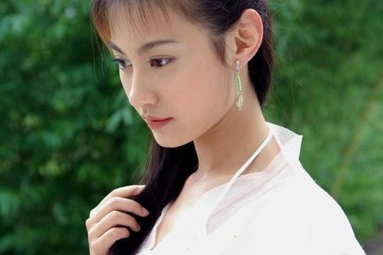 话说的,angelababy起初还是因为和她长的相似所以热度才会升的那么快