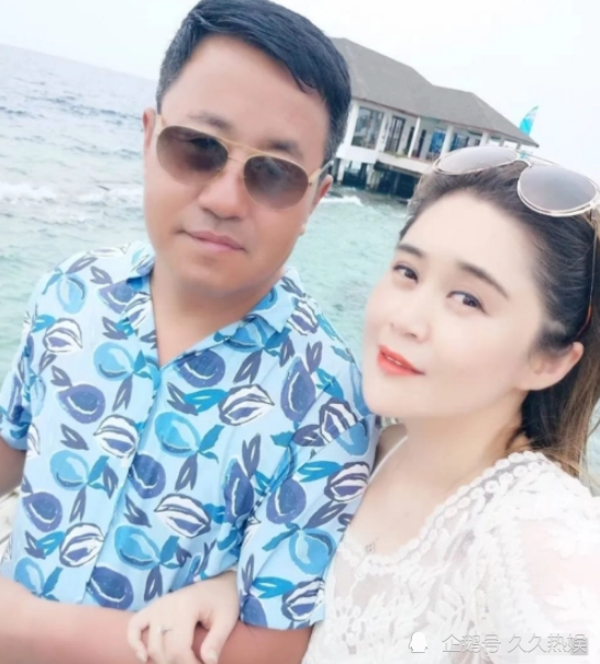 长贵王小宝情人节与年轻女子电梯亲密照曝光你怎么看
