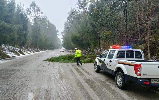 2,207国道司仙坳隧道至单江段,婆婆殿隧道前桥梁路段路面积雪,正在