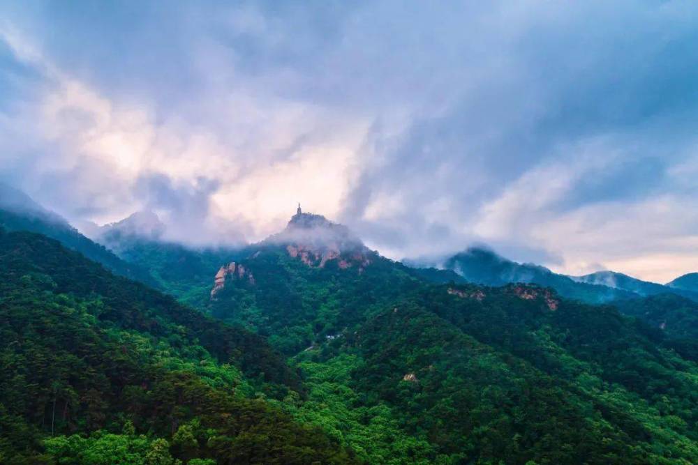 是长白山的支脉,位于辽宁省鞍山市东南,自古就有"无峰不奇,无石不峭