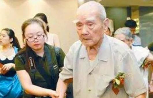 86岁台湾老兵回大陆寻母15岁偷偷参军与百岁母亲71年后相见