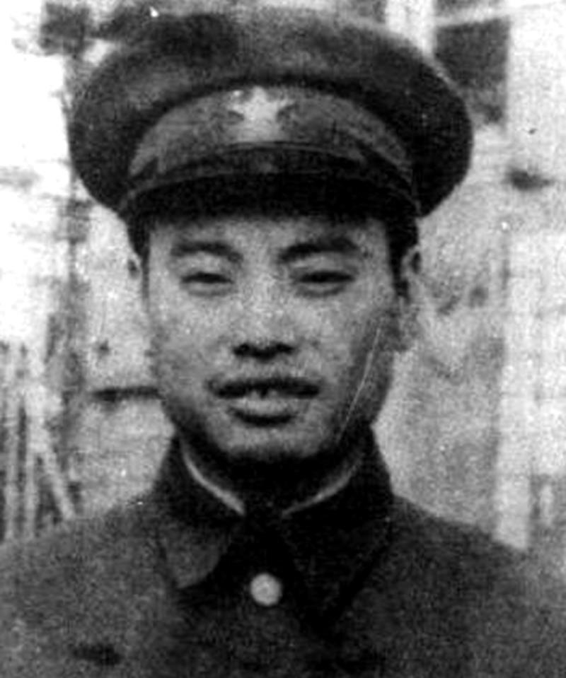 袁升平很早就开始参加革命,1929年,年仅17岁的袁升平参加了红军,第二