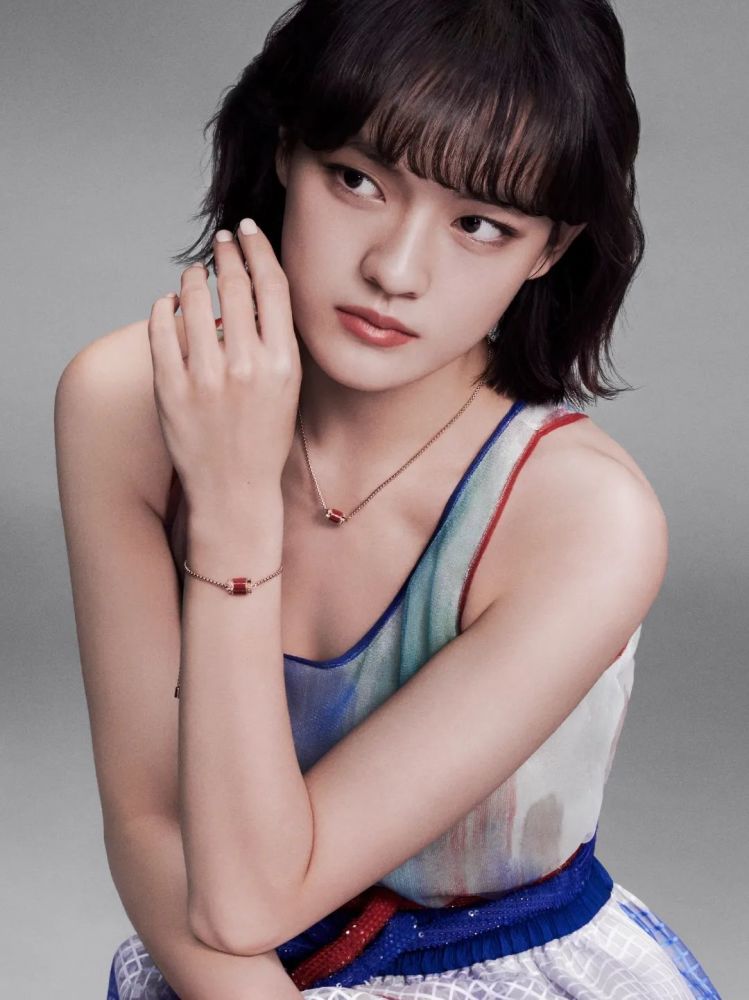 文淇优雅演绎emporioarmani2022春夏女士腕表及配饰系列大片