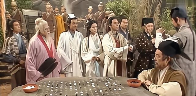 胡乱拿起一个棋子闭眼放在棋盘上,止住了棋局,救了段延庆一命