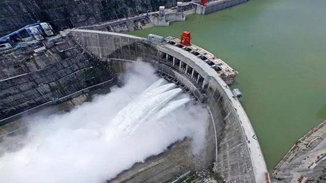 三峡大坝的寿命有多久发电18年2000多亿成本赚回来了吗