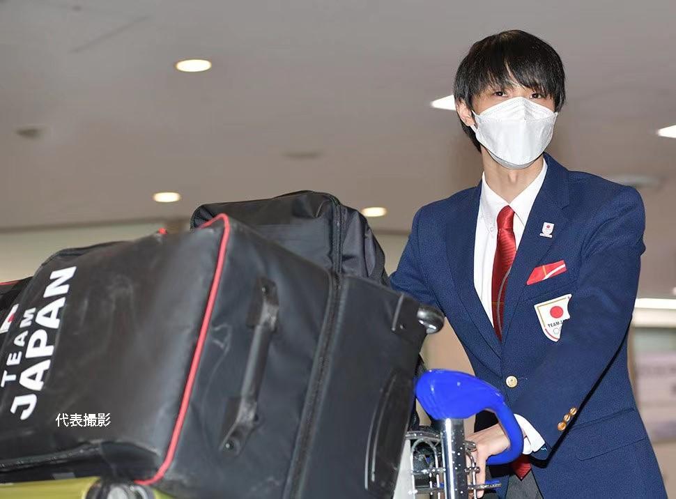 27岁羽生结弦回国制服装少年感满满双眸清澈纯真向粉丝深深鞠躬