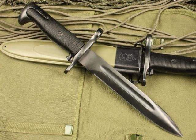 m1是加兰德m1半自动步枪上面的专用刺刀,在1942年开始装备美军,其刀鞘