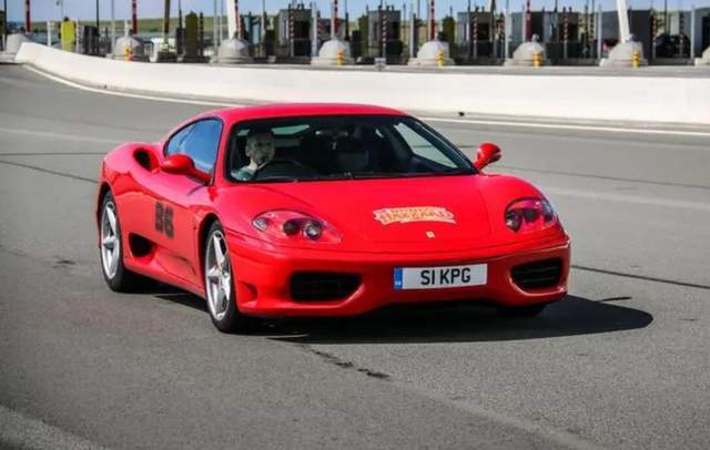 法拉利360摩德纳挑战赛法拉利是速度与旅行的完美选择