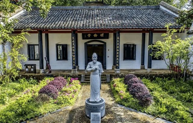 浔阳楼历来是名人云集之地,白居易,韦应物,苏东坡等都曾登楼题吟,留下
