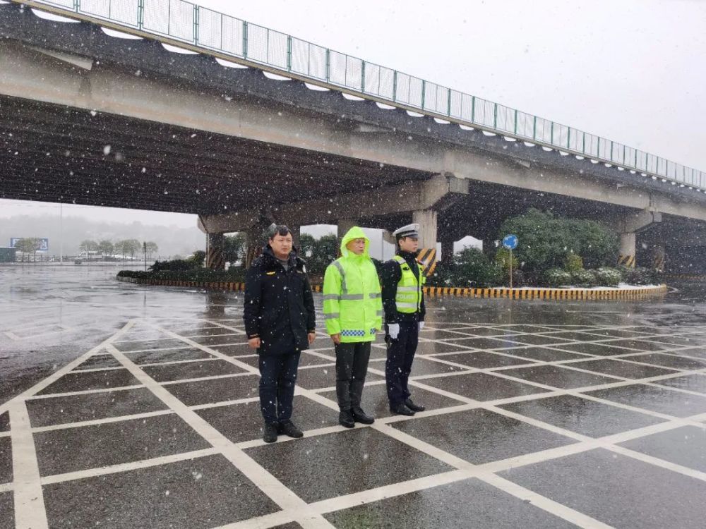 2月21日晚,浏阳市公安局经开区分局民警颜安乐冒着大雪蹲守嫌疑人.